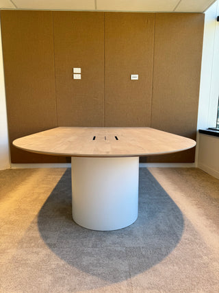 Drum base D-endy against a fabric wall